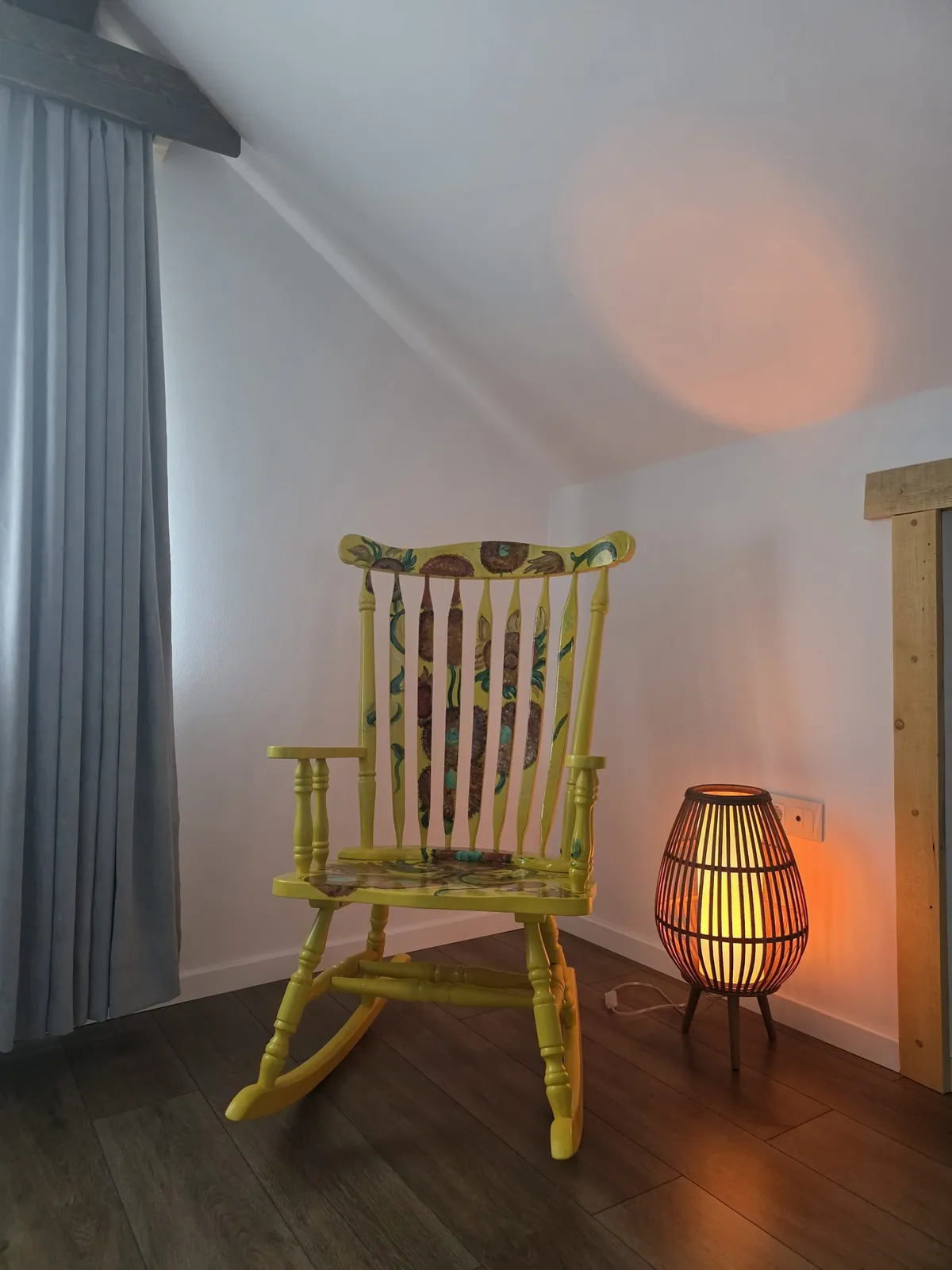 Balansoarul pictat cu floarea-soarelui și lampa de lângă el