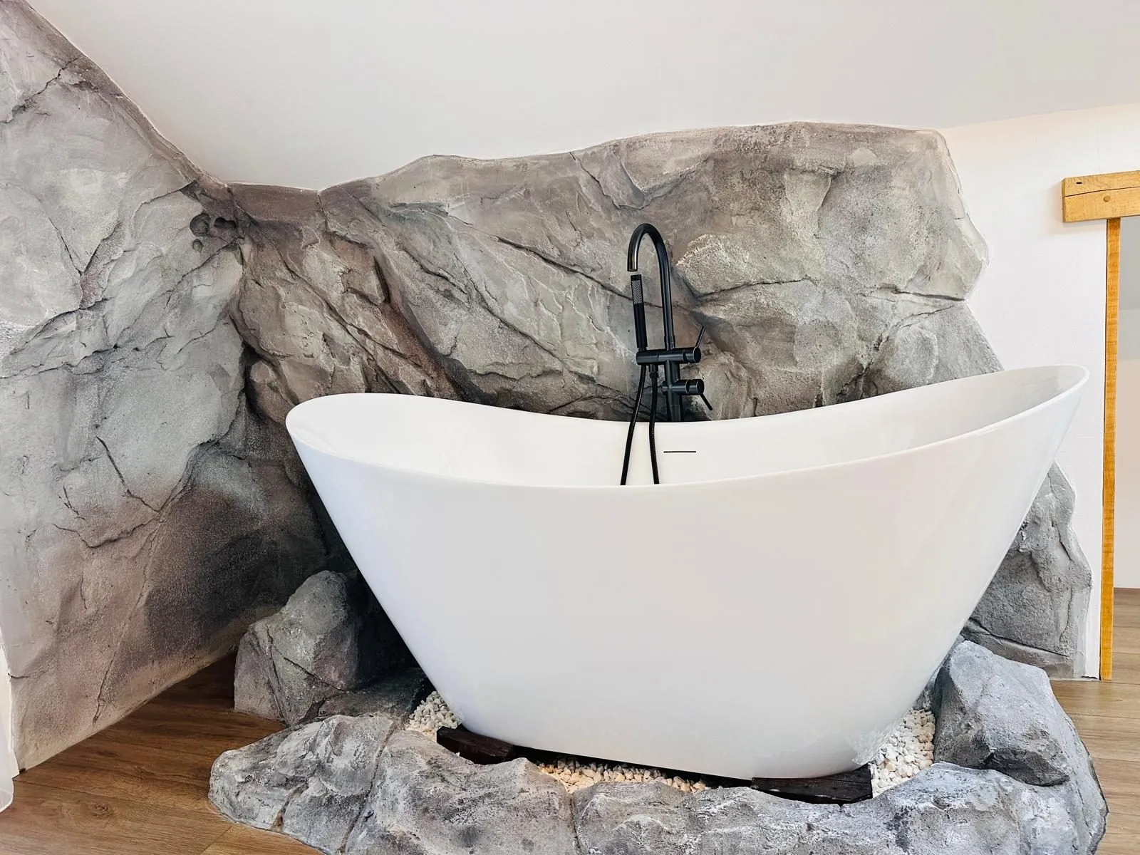 Cada albă așezată în decorul de rocă din Izvorul luminii