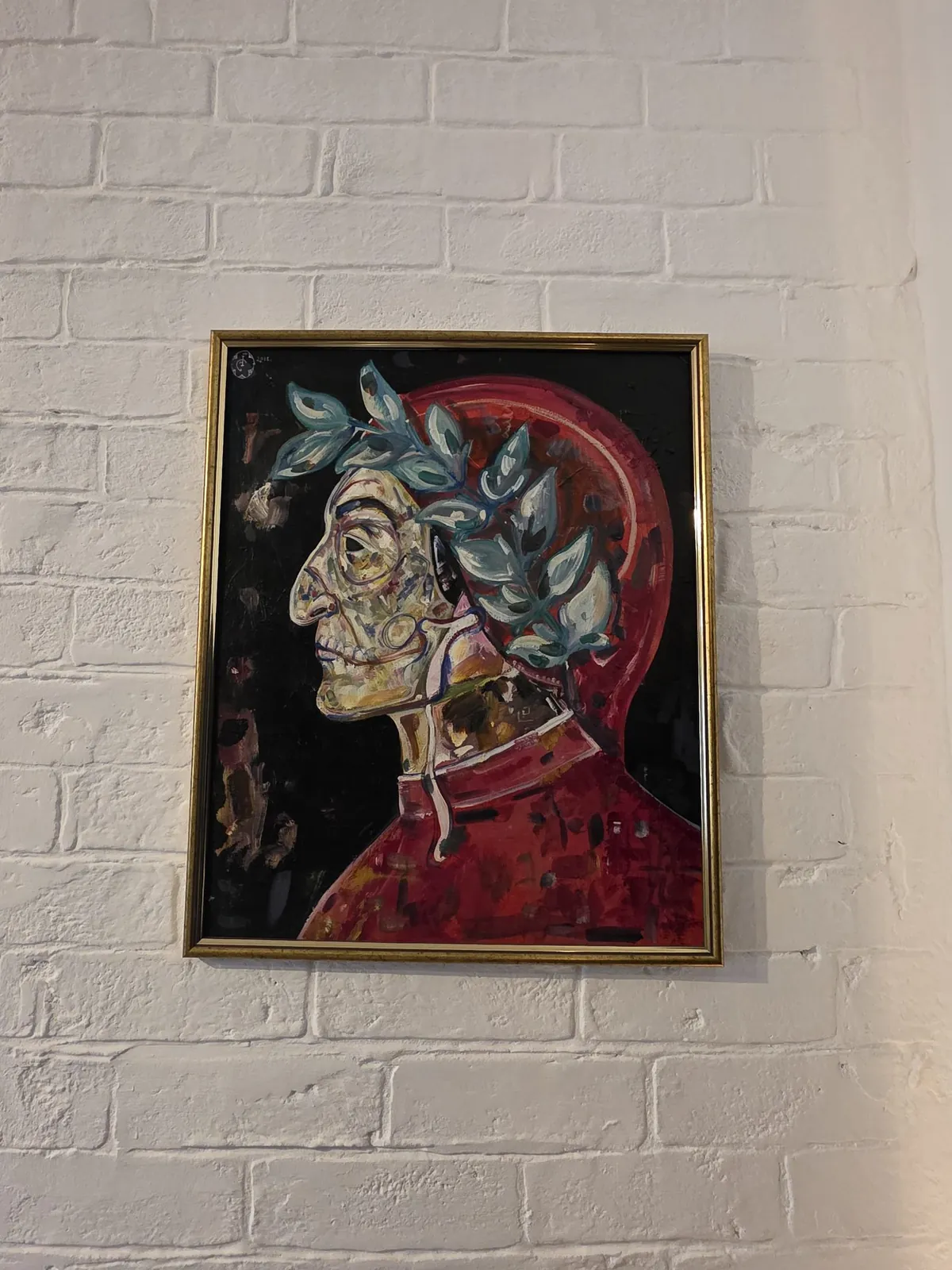 Portret pictat de Ionuț, pe peretele de cărămidă albă din living