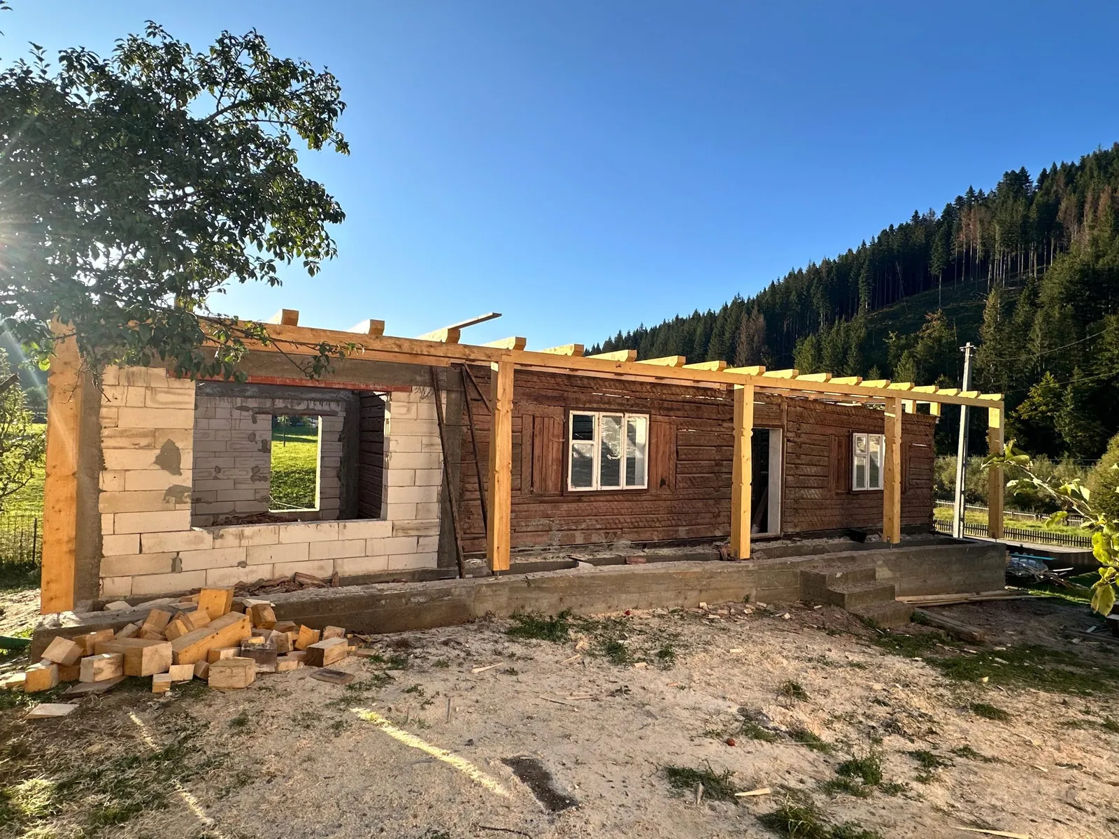 Structura casei vechi, cu noua prispă de lemn în lucru