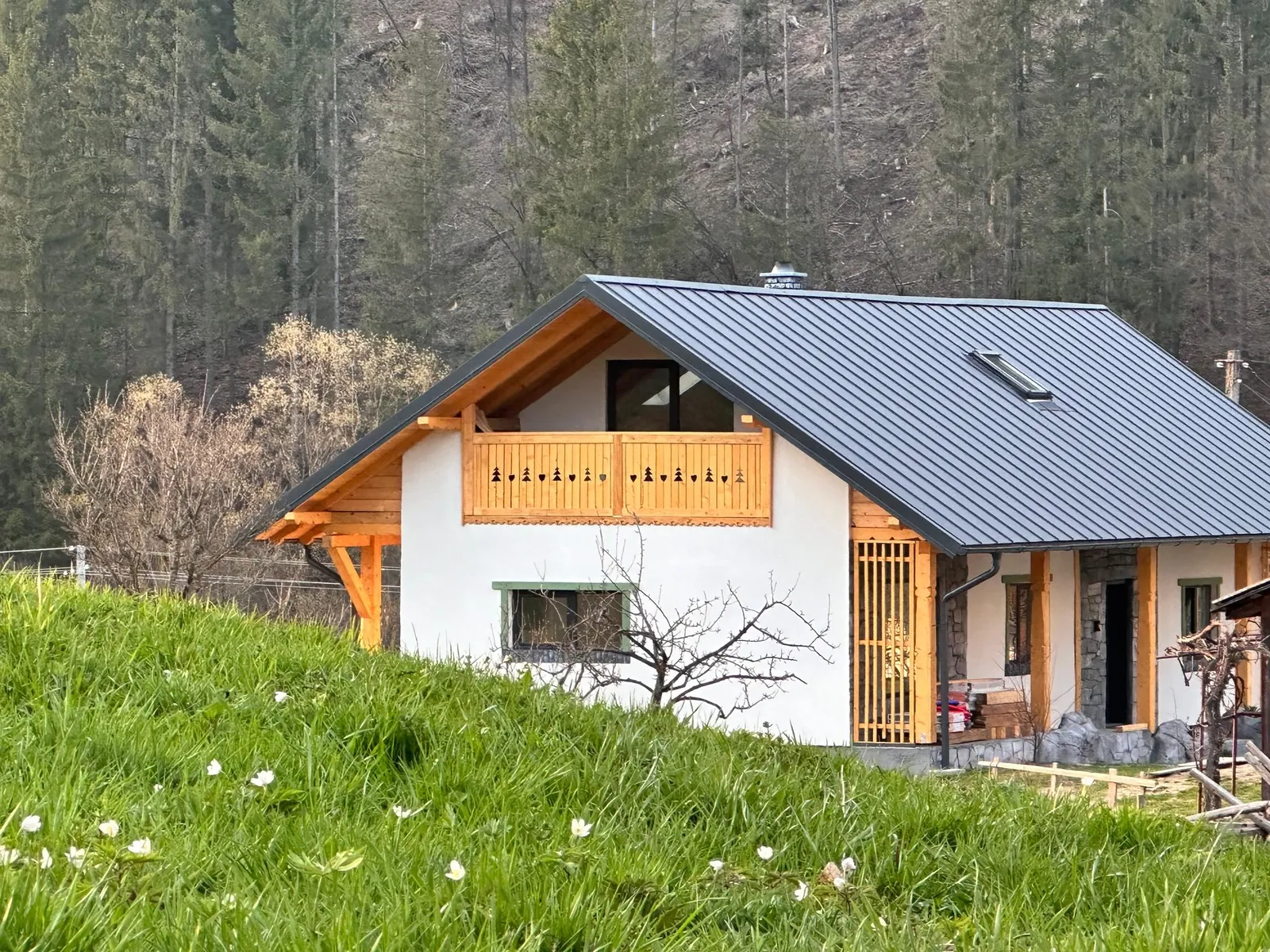 Artcetera Lodge terminată, cu prispa de lemn și acoperișul nou