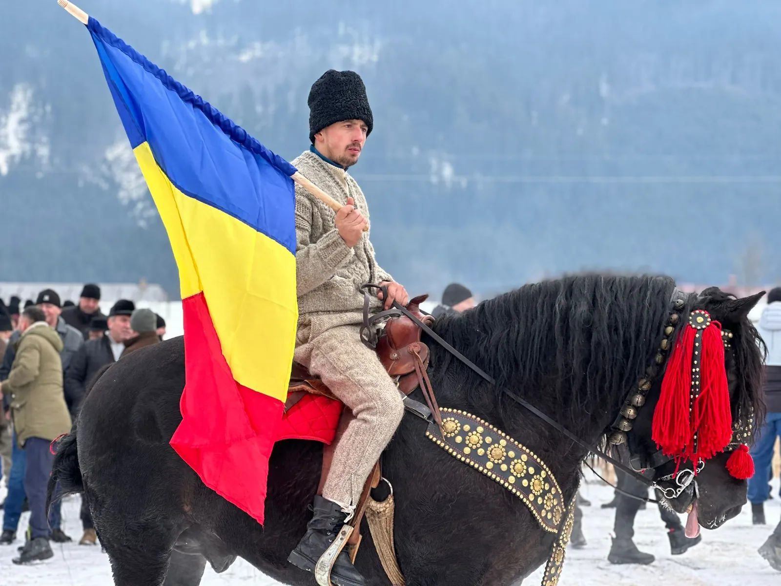 Călăreț cu tricolorul, pe un cal împodobit, la o sărbătoare din Bucovina